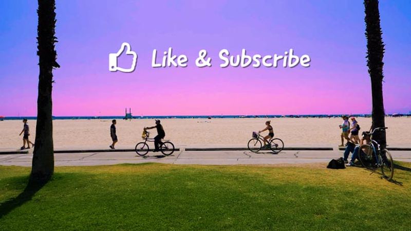 Les gens font du vélo sur la plage avec les mots « j'aime » et « abonnez-vous ».