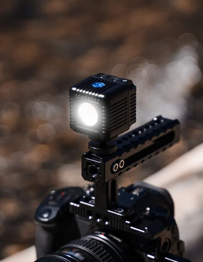 Une caméra avec une torche LED attachée.