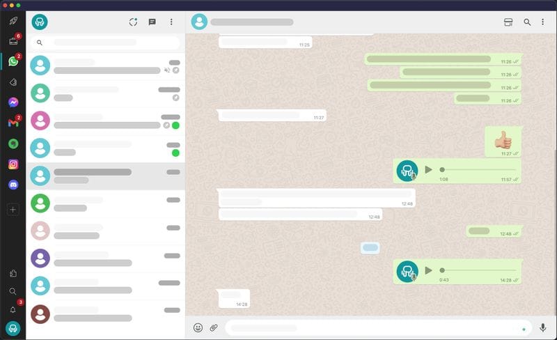 Interface de chat affichant une liste de contacts à gauche et une conversation à droite, avec du texte, des messages vocaux et un emoji pouce levé.