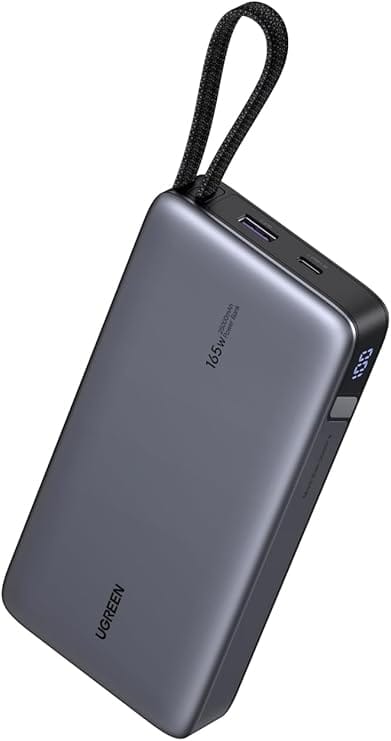 Une banque d'alimentation portable UGREEN grise avec un affichage numérique, des ports USB et une sangle de transport noire, idéale pour recharger des appareils tels que le Dell 14 Plus en déplacement.